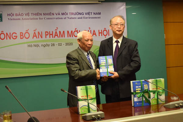 Hội[-]BVTN&MT[-]Việt[-]Nam[-]công[-]bố[-]2[-]ấn[-]phẩm[-]mới[-]biên[-]soạn